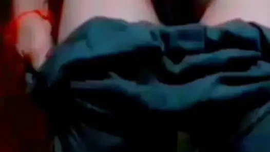 Sevimli kız tamamen çıplak ve kameranın önündeki as deliği bakire bir kız kadar sıkı.