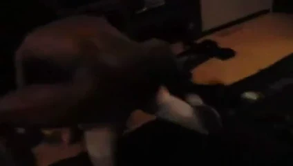 Büyük siyah adam küçük bir sarışın çarpıyor