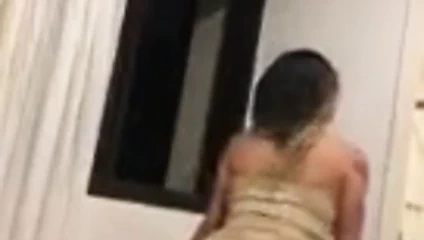 Travesti safada dancando e balancando bir pica