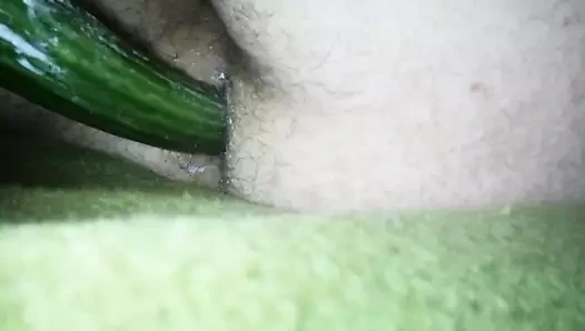 Yunan sıkı bakire göt salatalık ile dolu