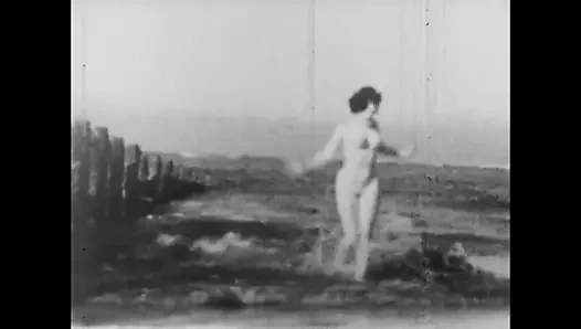 Kız ve kadın dışarıda çıplak - ağır çekimde eylem (1943)