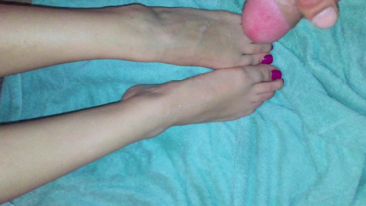 Cum on toes