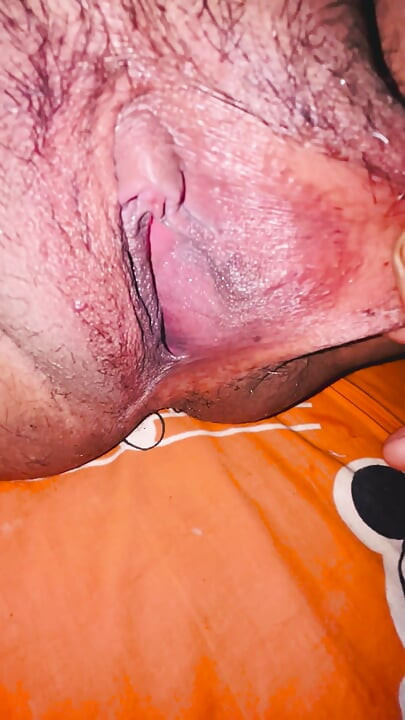 Show hairy pussy and giving blowjob