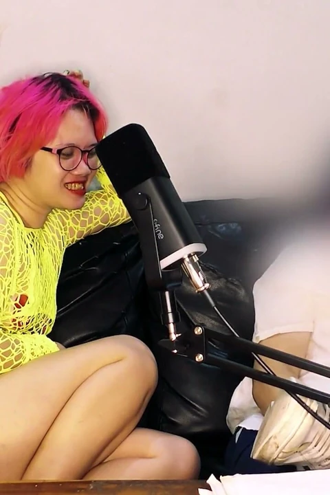 Seks Sırları Hakkında 15 Dakikalık Podcast Röportajı, Sonra Sunucular Konuğu Sikiyor