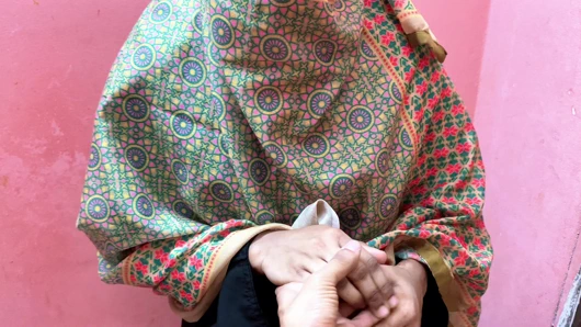 Güzel çalışan kız iş yerinde evde sert sikişiyor