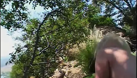 Piknik battaniyesinde harika vücut sikikleri ile lüks sarışın genç