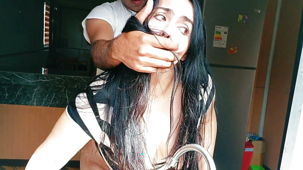 Üvey annemi mutfakta bulaşık yıkarken becerdim.