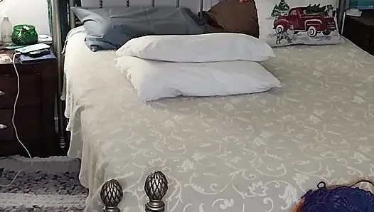 Ateşli orta yaşlı seksi iri güzel kadın yatağını yapıyor sonra mastürbasyon yapıyor ve iyi bir orgazm oluyor!