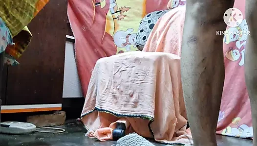 Amcık emiyor ve büyük yarak emiyor ve sonra onu domaltarak sikiyor