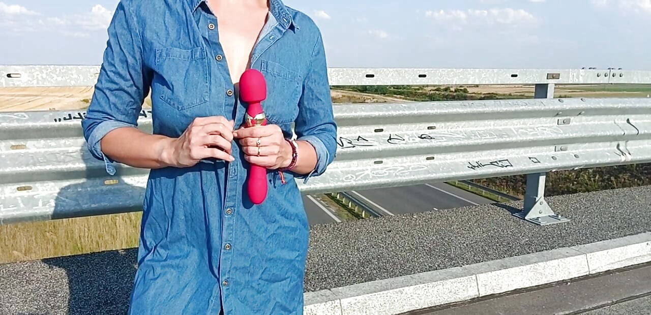 otoyolda tamamen çıplak vibratörle mastürbasyon yapıyor