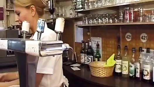 Minyon Fransız garson grup seks şovunda sikiliyor