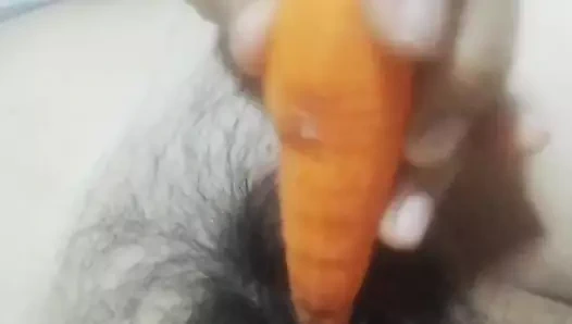 Tek başına eğleniyor