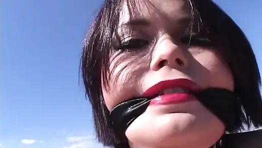 Ateşli kaci büyük bir dildoyla amını sikiyor ve sonra büyük bir yarak götünü sikiyor