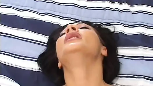 Rumen sürtük bir damızlık horoz için bir oral seks vermeyi seviyor