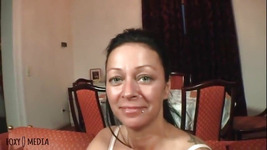 Küçük Büyük Tişli MILF Dövmeli Orospu Büyük Sikleri Sever