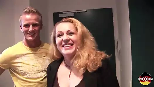 Büyük yarak içeri girerken göğüsleri yukarı ve aşağı sekiyor