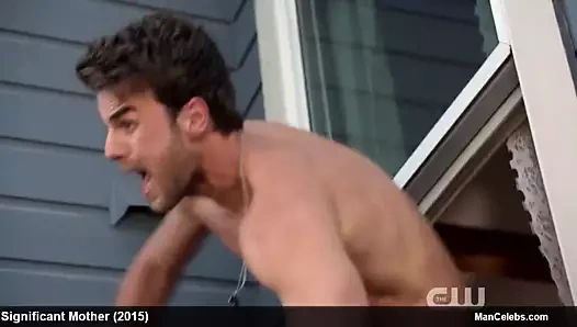 Nathaniel buzolic seksi iç çamaşırlarıyla soyunuyor