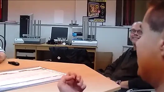 Olgun esmer yoğun parmaklama ve amcık yemeden ıslak