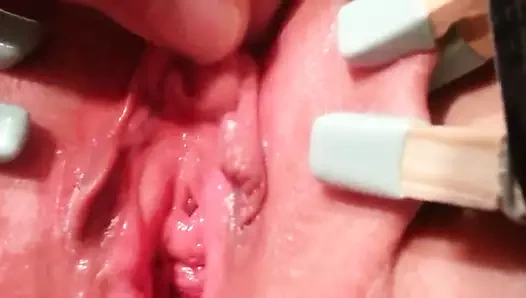 Giysiler iğnelendi, kedi pompalandı, vibratörler ve parmaklar pt2