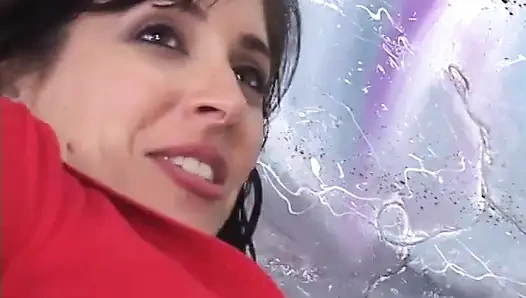 Büyük götlü esmer orta yaşlı seksi kadın kanepede bir adam tarafından sikiliyor