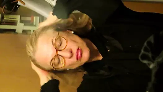 Sarı saçları ve kırmızı dudakları