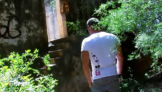 Kötü ve tahrik olmuş bir adam için ormanda seksi av