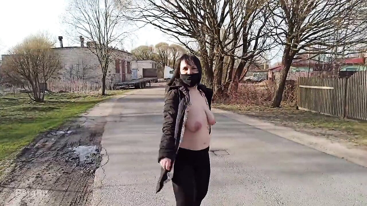 Çıplak, utanmaz karısı caddede halka açık bir yerde yürüyor