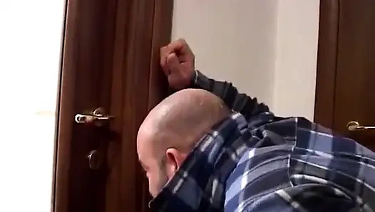 Güneş gözlüğüyle gözleri bağlı amatör sürtük banyoda sikiliyor