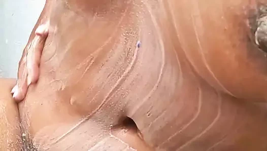 Abanoz milf mastürbasyon yapar ve ulaşır için bir fışkırtma ve sonra duşlar açık havada