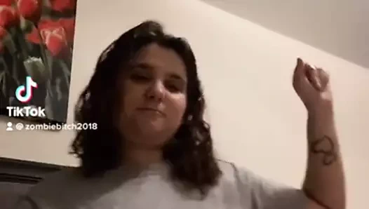 Jöleli bir meyve yemek ve büyük göğüslerimi kıpırdatmak