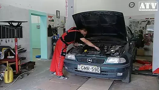 Küçük doğal göğüslü deneyimli sürtük sarışın Julia