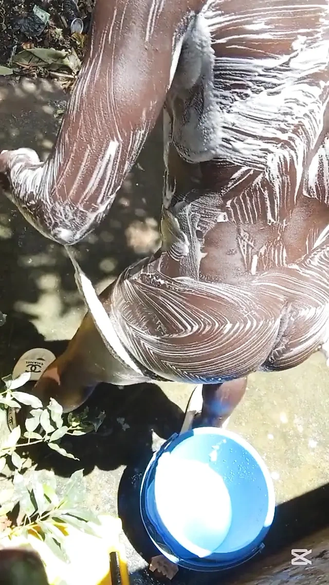 Olgun Sert Siyah Yarak Gerçek Duş Alıyor