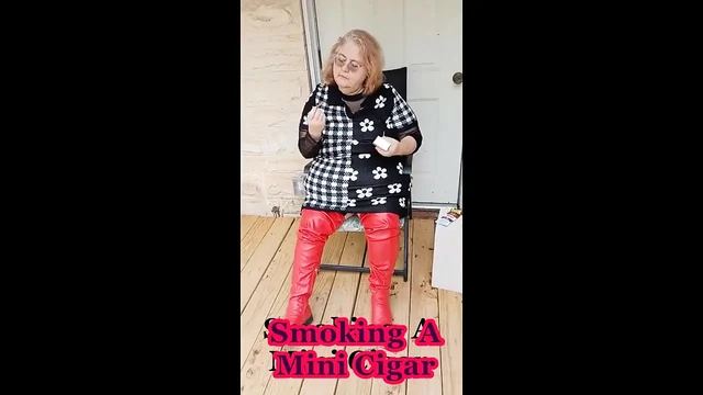 Sahibe v mini puro içiyor ve hakkında konuşuyor