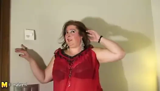 Şişman olgun üvey oynama ile ona kedi üzerinde yatak