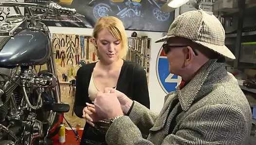 Sarışın Silikon Orta Yaşlı Seksi Kadın Iki Şişman Yarağı Emiyor Ve Iki Yarağı Birden Parçalıyor!