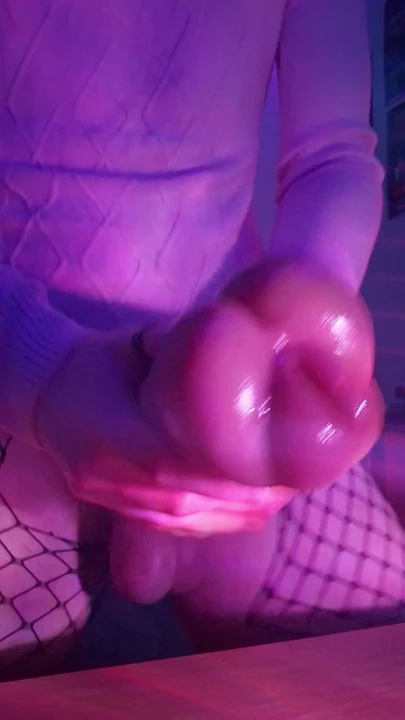 Hung Femboy fleshlight'ı parçalıyor ve doğurtuyor