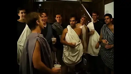 Genç bir güzellik horozlarla çevrili