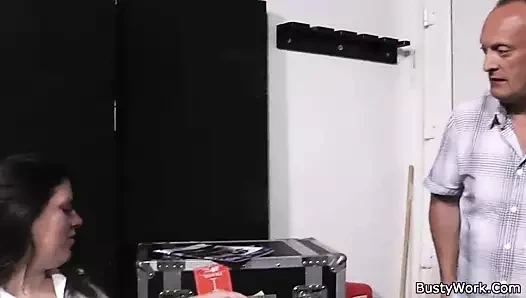 Patron arkadan ağ ağlarında esmer yağlı kâkül