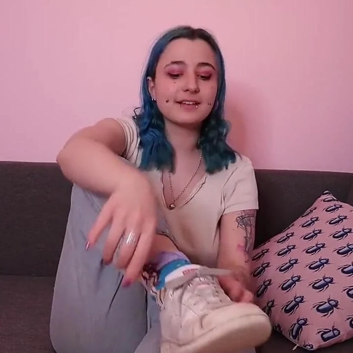 Tw ayak fetişi // aşağılama // hakimiyet // tatlı ayaklarımı seven onlyfans'ıma kötü olmadığını biliyorum... İşte burada
