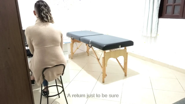 Проктолог проводит анальный осмотр пациентки с запором.