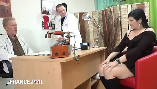 Büyük esmer kaltak tıraş ediliyor ve yumrukla sikiliyor