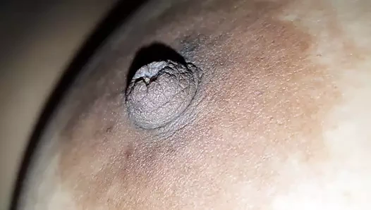 Yengemin meme uçlarını uyurken sıkmak