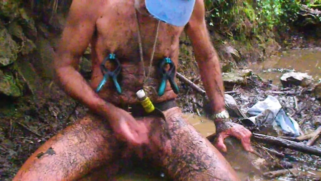 Dere, çamur ve soğuk su, kıskaç ve sert mastürbasyonda çok sert bir yürüyüş