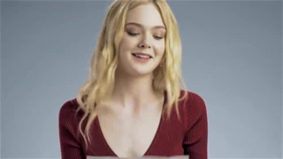 Elle fanning şarkı söylüyor