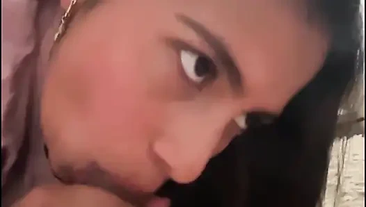 Güzel yüzlü güzel Hintli kadın, penis emiyor ve sonra dört ayak üzerinde sikişiyor, etkileyici derecede büyük bir poposu var