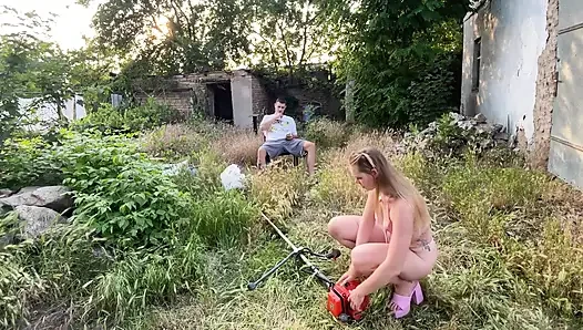Topuklu tatlı kız onun yerine ıslak işe başlamıyor