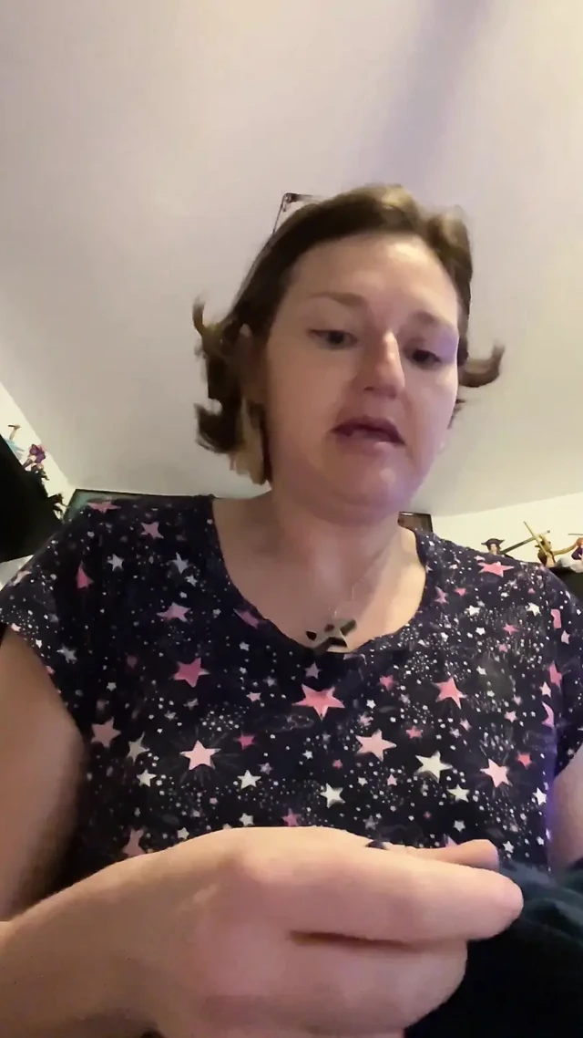 Banyo doluyken arkadaşımın yatak odasında gür amcığımdan büyük sidik!