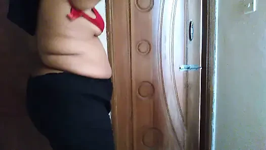 19 yaşındaki seksi iri güzel kadın otel hizmetçisi odayı süpürürken sutyenini çıkarıyor ve meme uçlarını gösteriyor