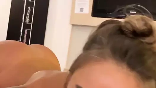 Monika Fox hızlı yumruk sokuyor, emiyor ve dölünü sıçratıyor