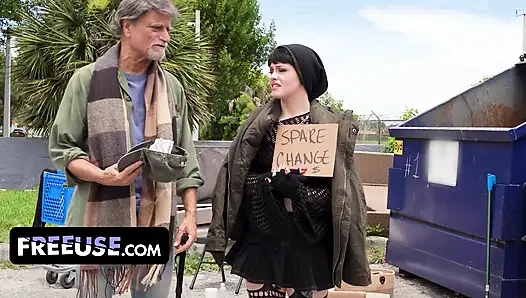 Grateful raee ripley kurtarıcısı Ethan'a tam olarak ne kadar minnettar olduğunu gösteriyor